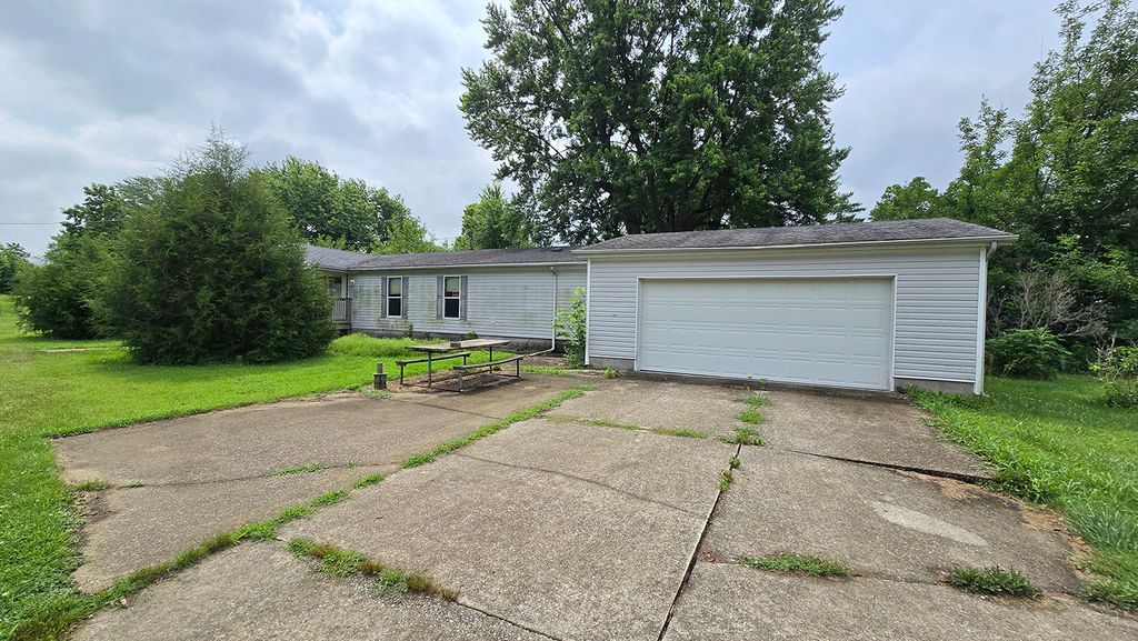 Image 4 of property listing at 22290 N US Highway 51, Centralia, IL 62801