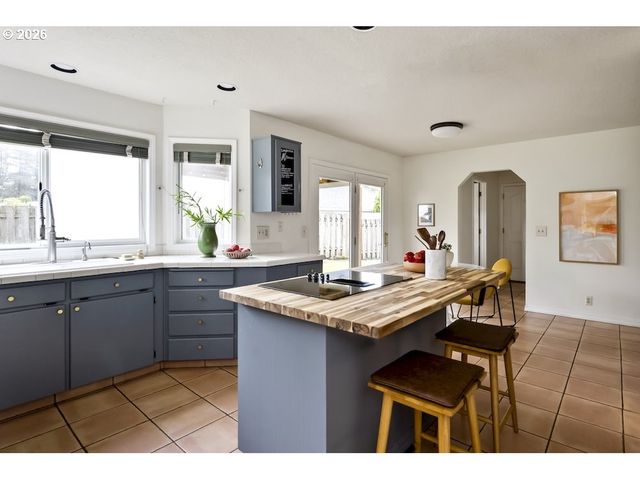 592 Ne GOLDIE Dr, Hillsboro, OR 97124