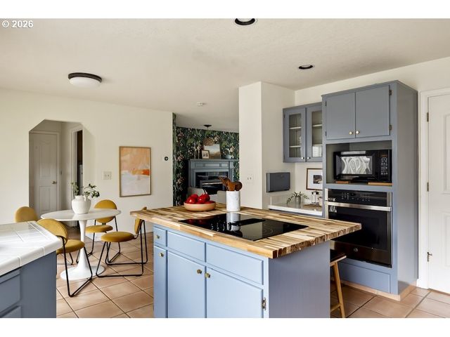 592 Ne GOLDIE Dr, Hillsboro, OR 97124