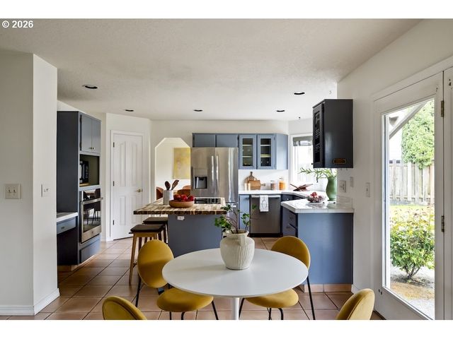 592 Ne GOLDIE Dr, Hillsboro, OR 97124