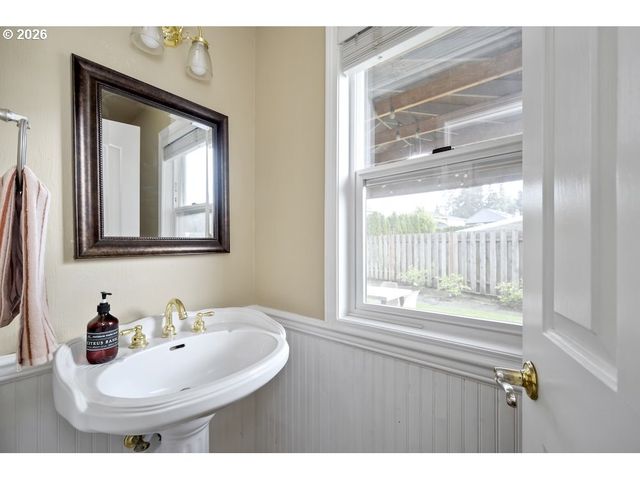 592 Ne GOLDIE Dr, Hillsboro, OR 97124