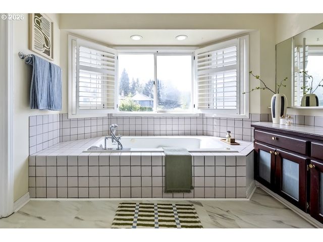 592 Ne GOLDIE Dr, Hillsboro, OR 97124