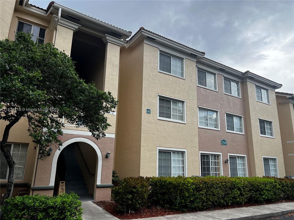 Image 2 of property listing at 2548 Centergate Dr 301, Miramar, FL 33025