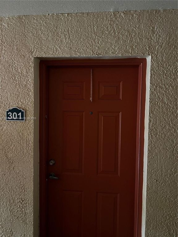 Image 3 of property listing at 2548 Centergate Dr 301, Miramar, FL 33025
