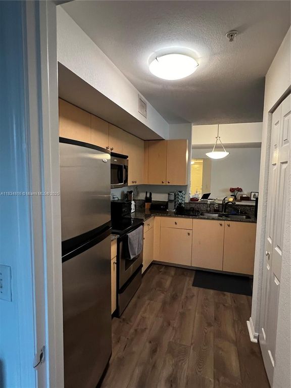 Image 7 of property listing at 2548 Centergate Dr 301, Miramar, FL 33025