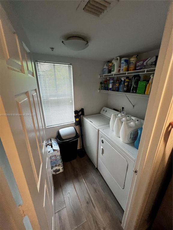 Image 8 of property listing at 2548 Centergate Dr 301, Miramar, FL 33025