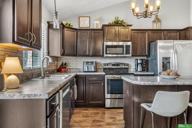 8906 S 68th Street, Papillion, NE 68133