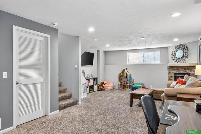 8906 S 68th Street, Papillion, NE 68133
