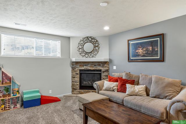 8906 S 68th Street, Papillion, NE 68133