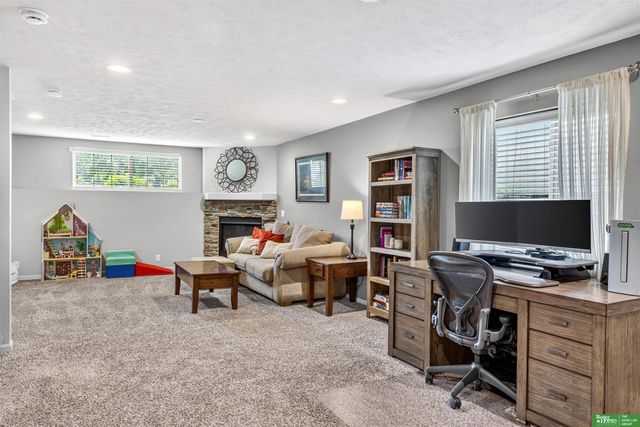 8906 S 68th Street, Papillion, NE 68133