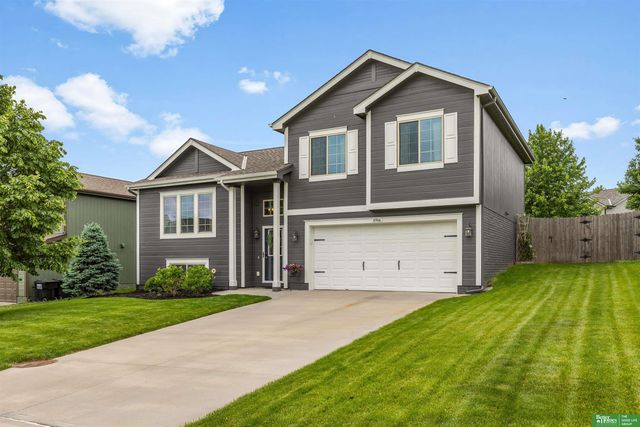 8906 S 68th Street, Papillion, NE 68133