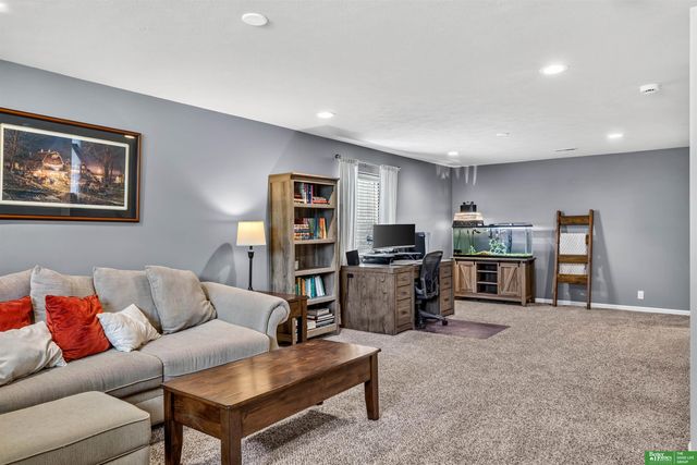 8906 S 68th Street, Papillion, NE 68133