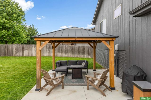8906 S 68th Street, Papillion, NE 68133