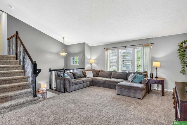 8906 S 68th Street, Papillion, NE 68133
