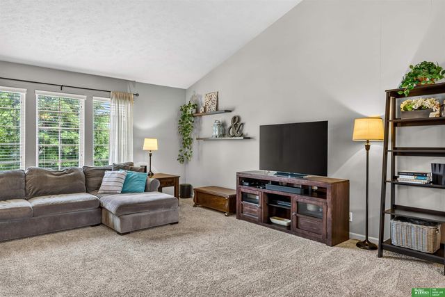 8906 S 68th Street, Papillion, NE 68133