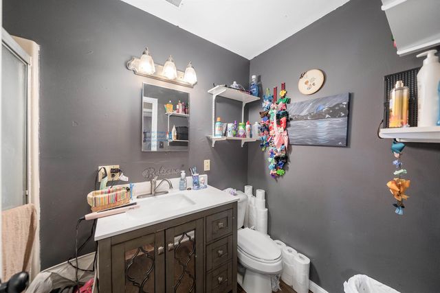 844 W PINE ST, Selmer, TN 38375