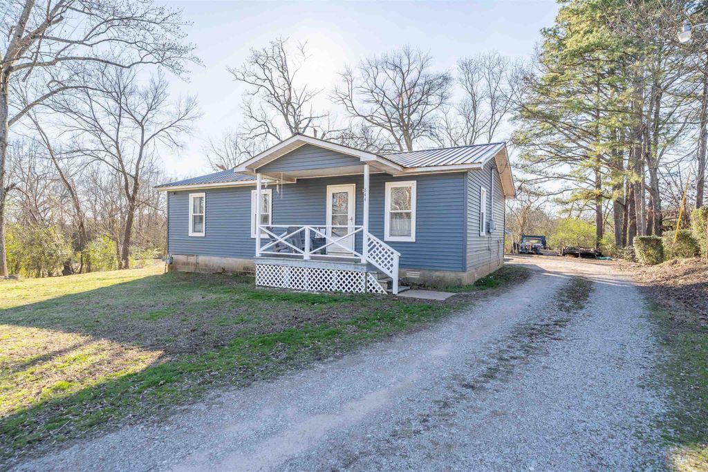 844 W PINE ST, Selmer, TN 38375