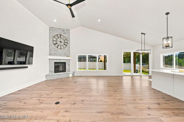 9084 N Secretariat LN, Hayden, ID 83835