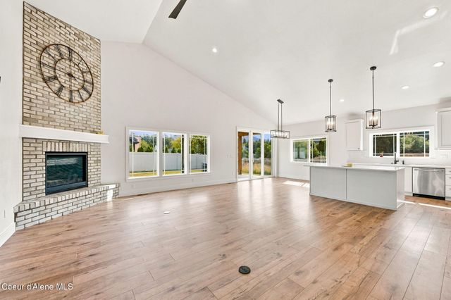 9084 N Secretariat LN, Hayden, ID 83835