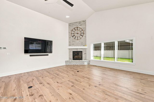 9084 N Secretariat LN, Hayden, ID 83835