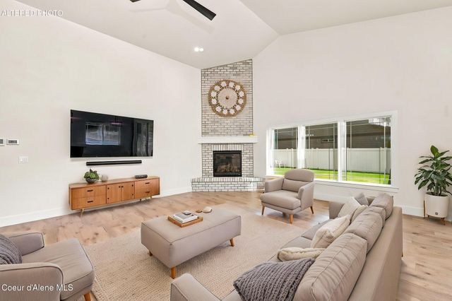 9084 N Secretariat LN, Hayden, ID 83835