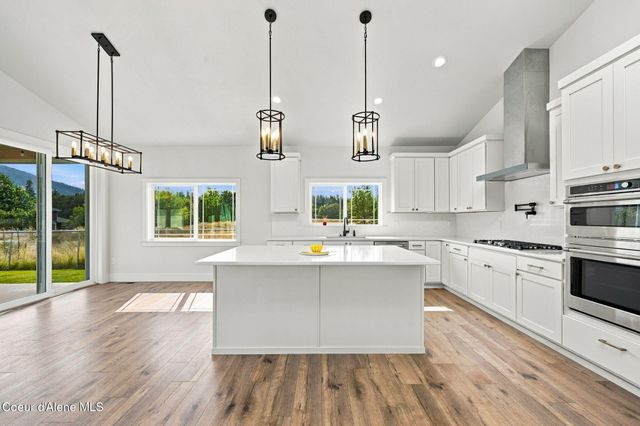 9084 N Secretariat LN, Hayden, ID 83835