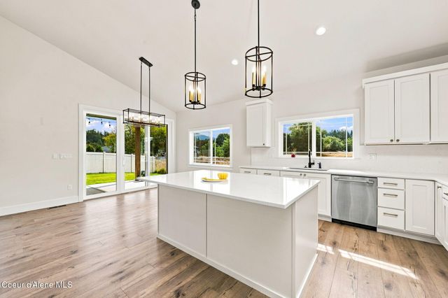 9084 N Secretariat LN, Hayden, ID 83835