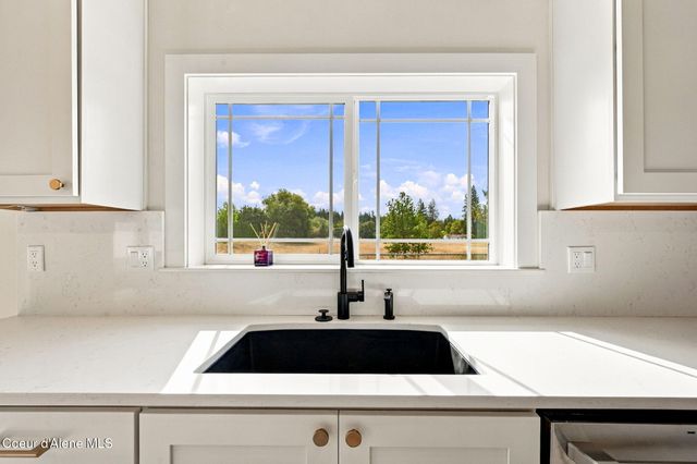 9084 N Secretariat LN, Hayden, ID 83835