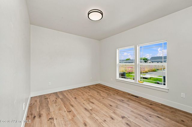 9084 N Secretariat LN, Hayden, ID 83835