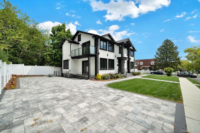 15 1st Street, Elmont, NY 11003