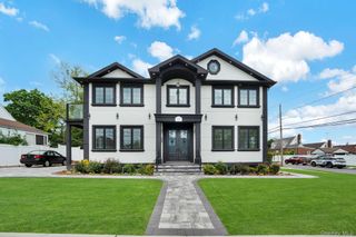 15 1st Street, Elmont, NY 11003