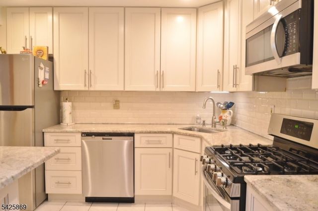 110 Castle Ridge Dr, East Hanover Twp., NJ 07936