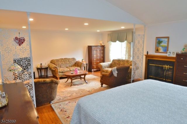 110 Castle Ridge Dr, East Hanover Twp., NJ 07936