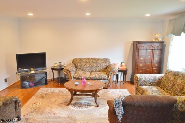 110 Castle Ridge Dr, East Hanover Twp., NJ 07936