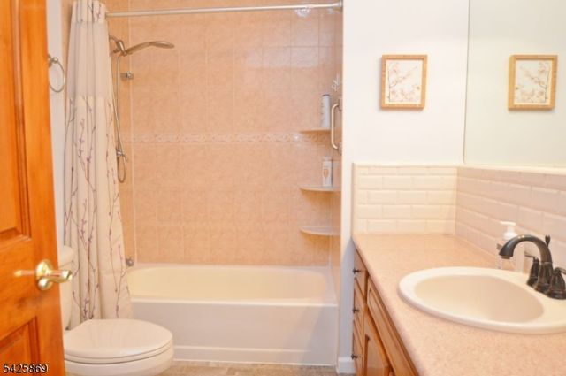 110 Castle Ridge Dr, East Hanover Twp., NJ 07936