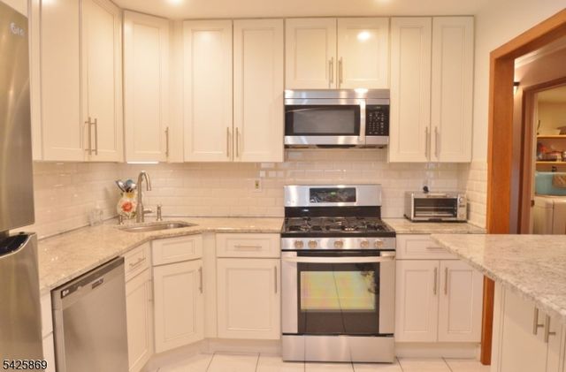 110 Castle Ridge Dr, East Hanover Twp., NJ 07936