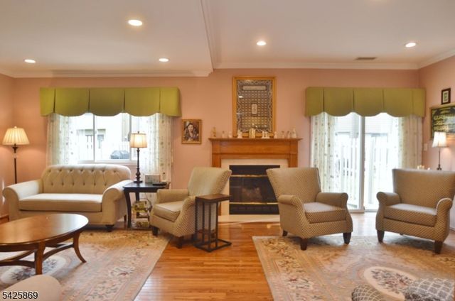 110 Castle Ridge Dr, East Hanover Twp., NJ 07936