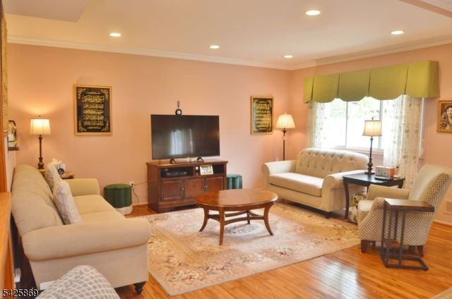 110 Castle Ridge Dr, East Hanover Twp., NJ 07936