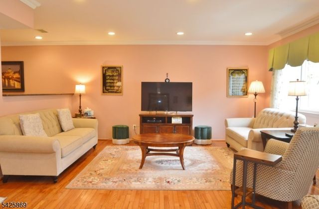 110 Castle Ridge Dr, East Hanover Twp., NJ 07936