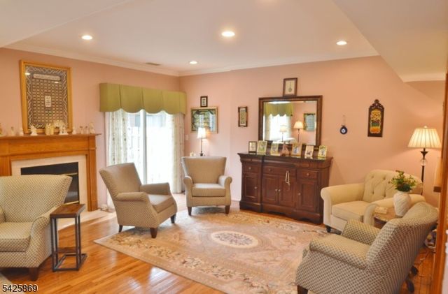 110 Castle Ridge Dr, East Hanover Twp., NJ 07936