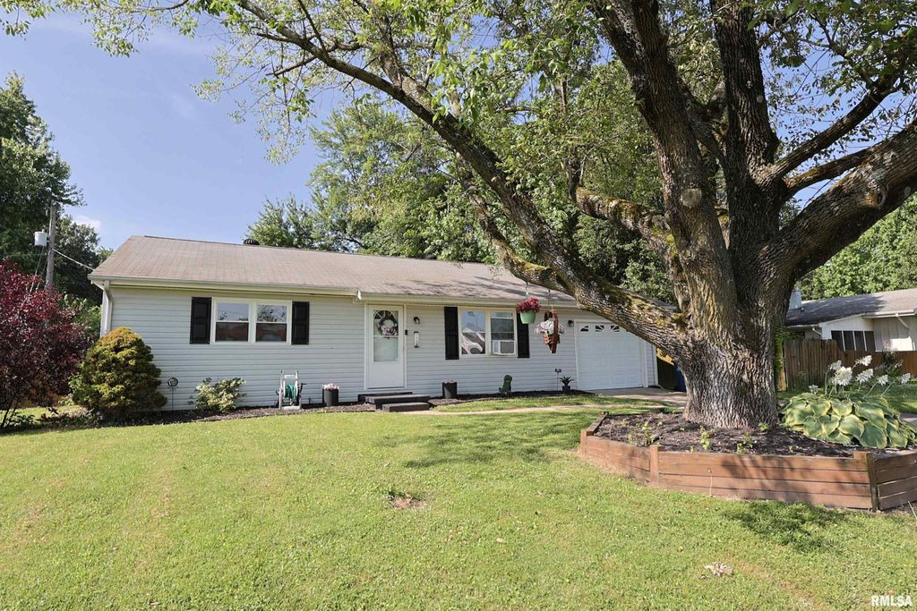 Image 1 of property listing at 1519 Ruth Ann Drive, Centralia, IL 62801