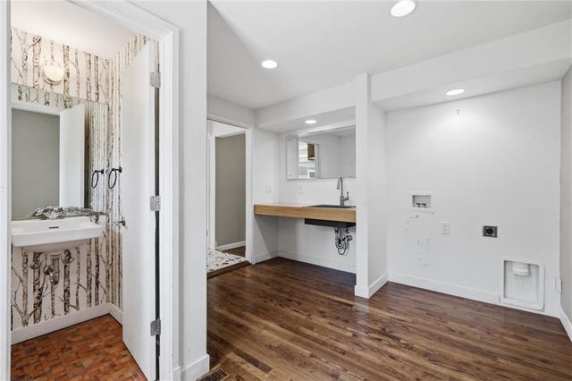 607 E 65th Street, Kansas City, MO 64131