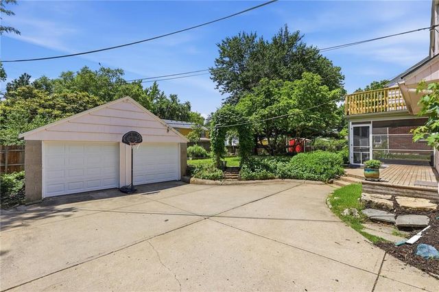 607 E 65th Street, Kansas City, MO 64131