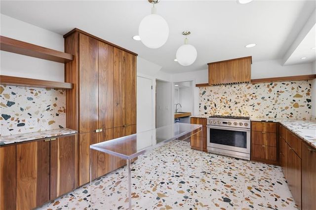 607 E 65th Street, Kansas City, MO 64131