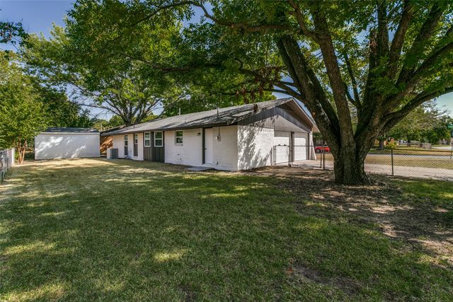 240 Collins Drive, Burleson, TX 76028