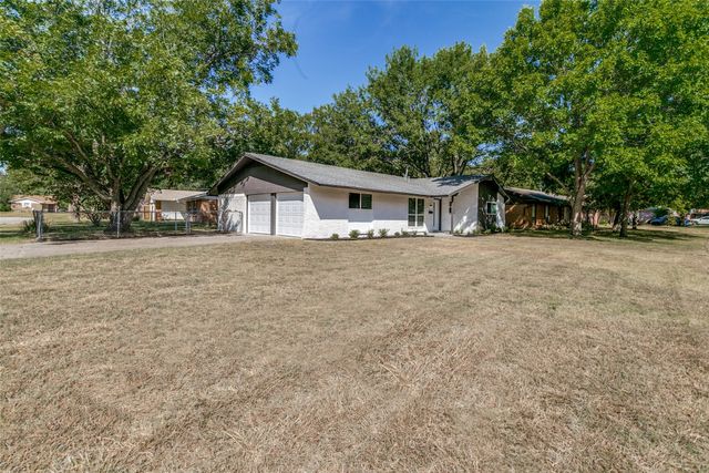 240 Collins Drive, Burleson, TX 76028