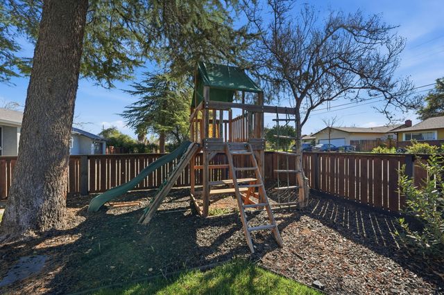 890 Parsons Drive, Redding, CA 96002