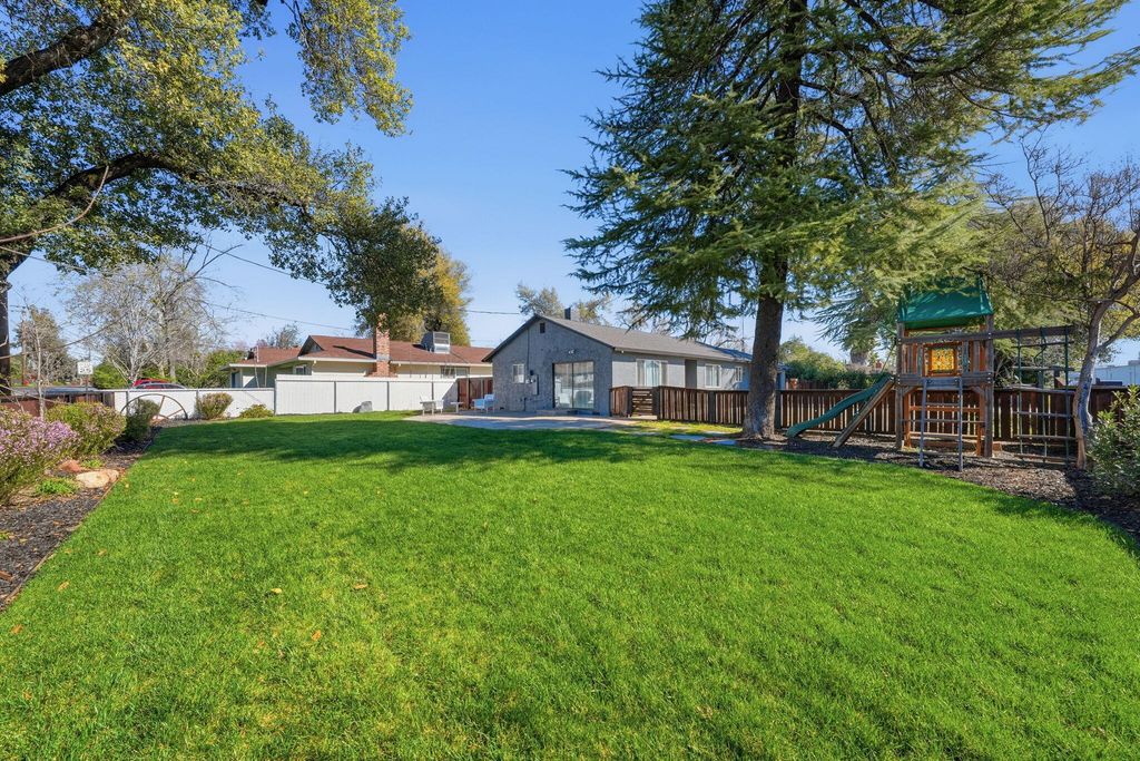 890 Parsons Drive, Redding, CA 96002