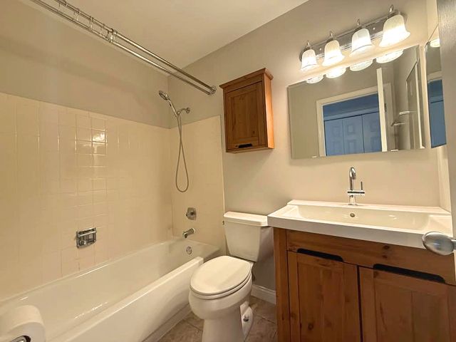 97 BURR OAK Lane A2, Schaumburg, IL 60193