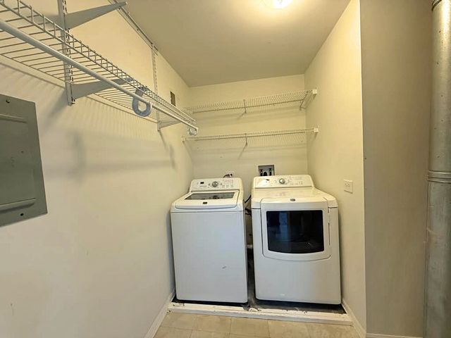 97 BURR OAK Lane A2, Schaumburg, IL 60193